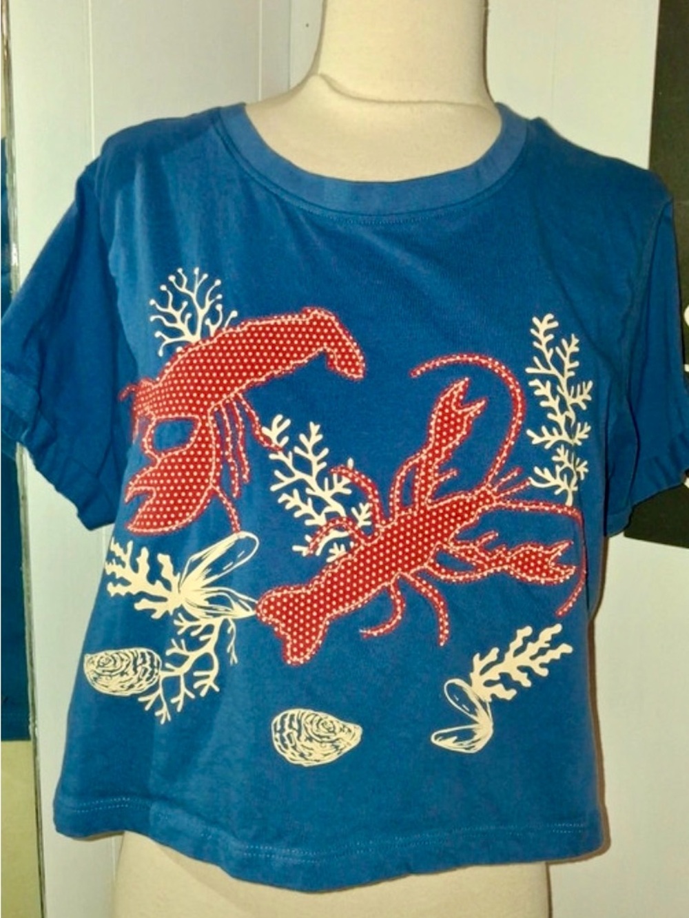 Messy Bun Just Chillin lobster coral shell applique cropped  tee M